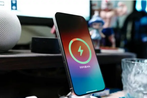 水城苹果15换屏服务分享用什么充电器给iPhone15充电更好 